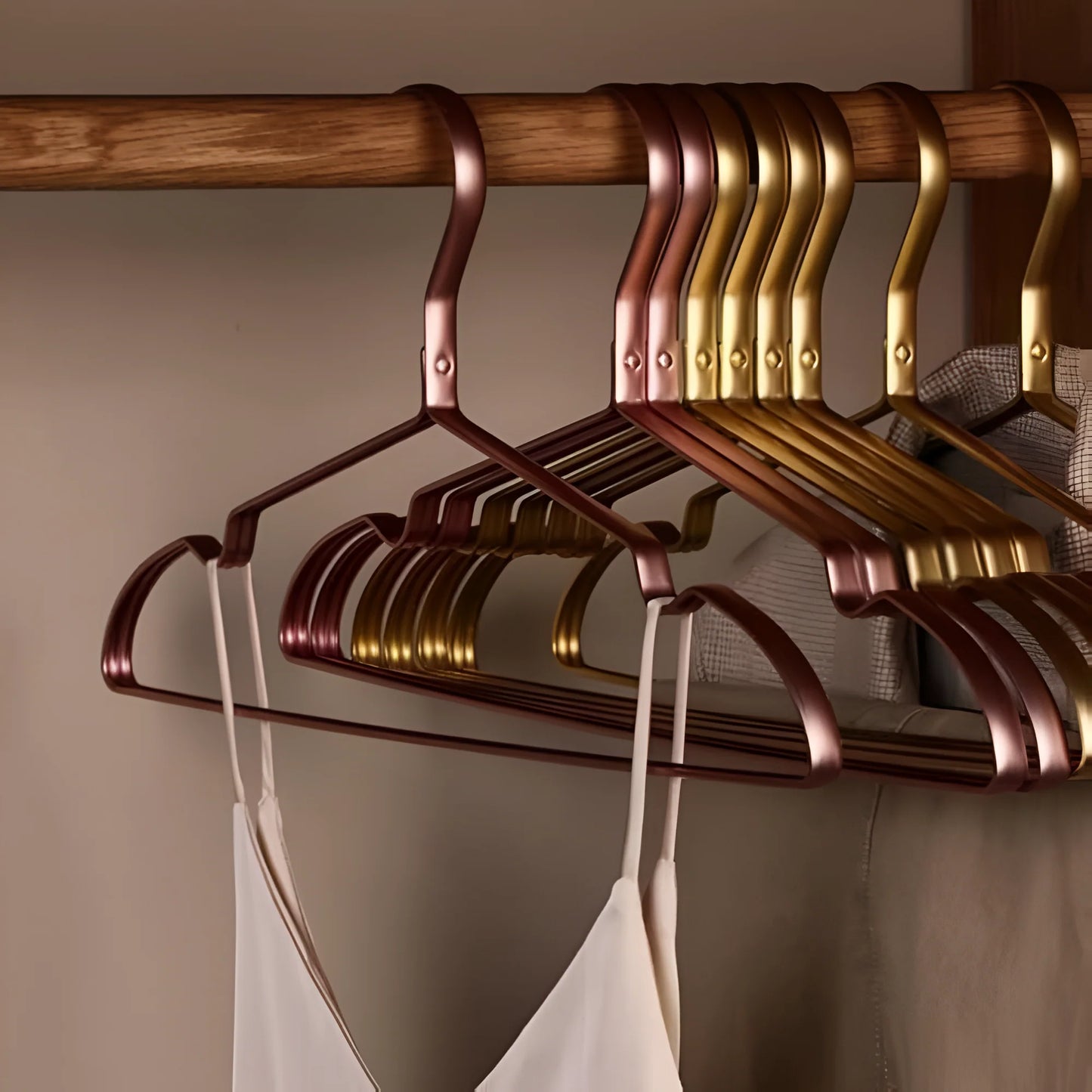 Space-Saving Aluminum Clothes Hangers – Heavy-Duty Set (10-Pack)