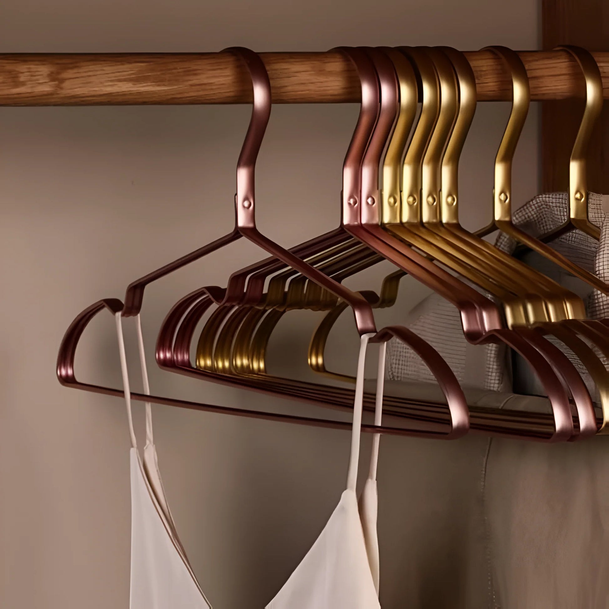 Space-Saving Aluminum Clothes Hangers – Heavy-Duty Set (10-Pack)